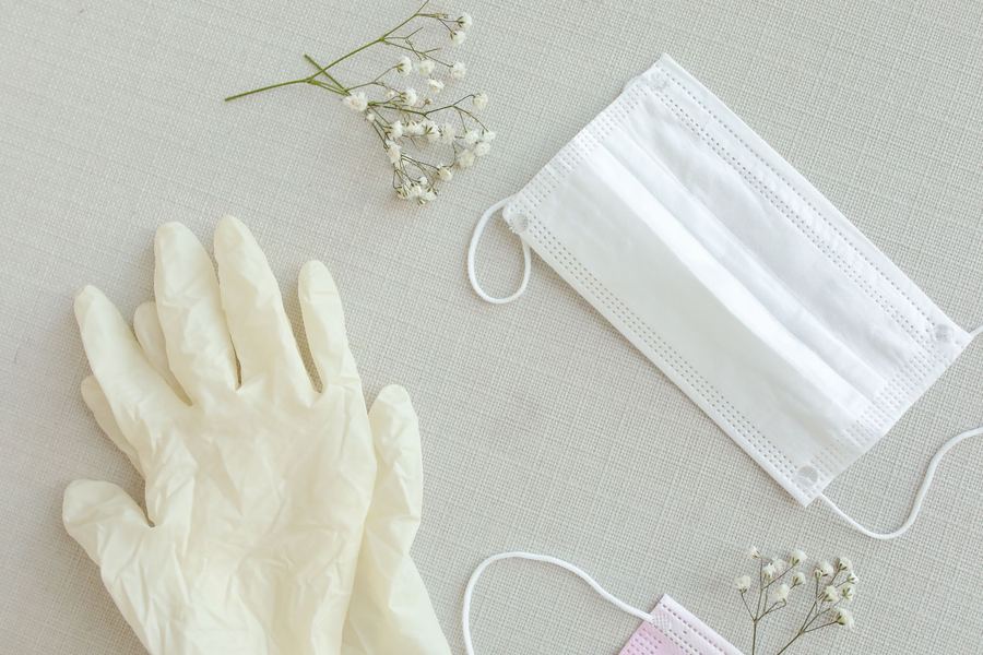 Guantes y mascarilla desechables