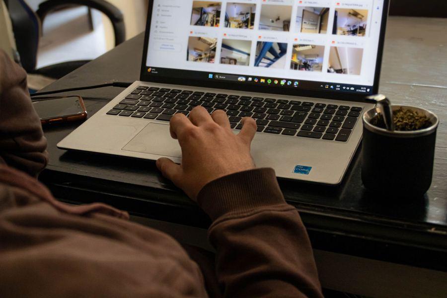 Persona trabajando en un computador portátil